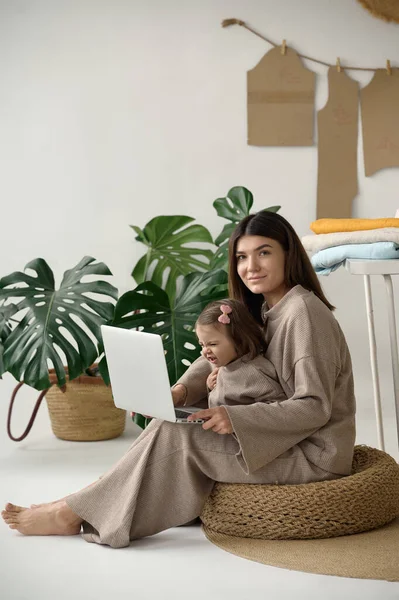Dressmaker Making Clothes Her Studio Her Daughter — Stockfoto