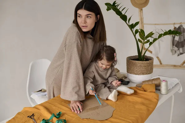 Dressmaker Making Clothes Her Studio Her Daughter — Stockfoto