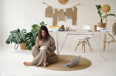 Terzi, kızıyla birlikte stüdyoda kıyafet yapıyor..