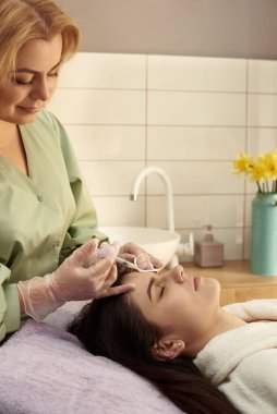 Güzellik iğnesi. Salo 'da burnunu ve dudaklarını düzelten bir kadın.