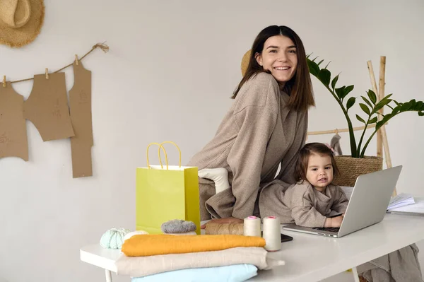 Dressmaker Making Clothes Her Studio Her Daughter — Stockfoto