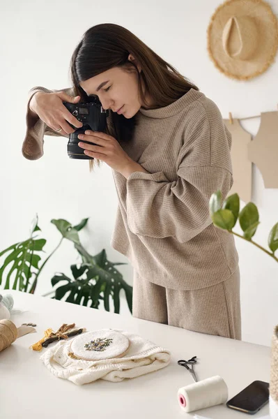 Young Beautiful Designer Takes Pictures Her Work — Stockfoto