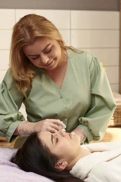 Iniezione Bellezza Donna Facendo Correzione Naso Labbra Salo — Foto Stock