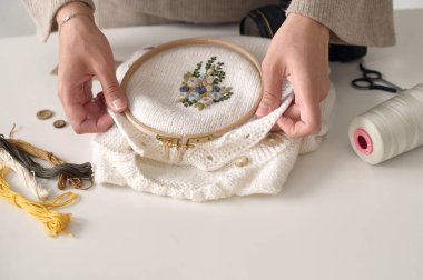 Genç ve güzel bir terzi kadın giysi nakışçıları.