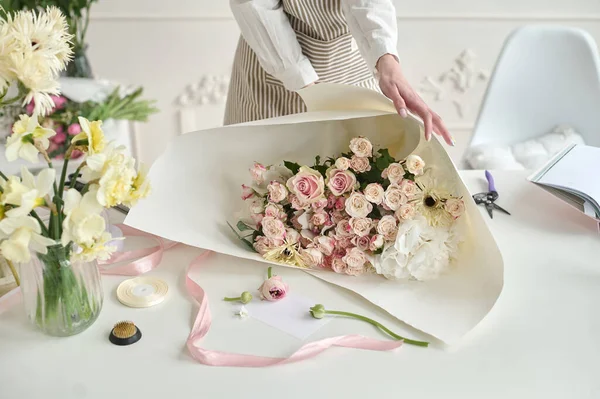 Mujer Creativa Joven Una Tienda Flores Utilizando Ordenador Portátil Una — Foto de Stock