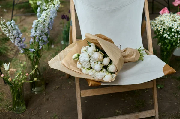 อดอกไม ขาวบนเก ในสวน บนพ นหล งของดอกไม ในแจก — ภาพถ่ายสต็อก