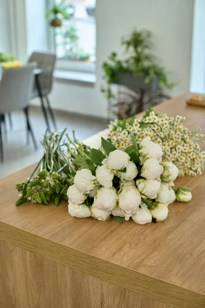 Hermoso Ramo Flores Blancas Una Florería Sobre Una Mesa Madera — Foto de Stock