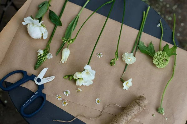 Varios Tipos Diferentes Flores Blancas Dispuestas Papel Pergamino Sobre Una — Foto de Stock