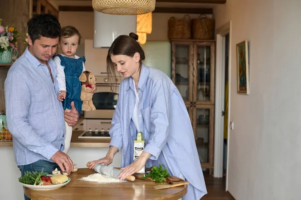 Papa Maman Leur Fille Cuisinent Ensemble Des Pizzas Dans Cuisine — Photo