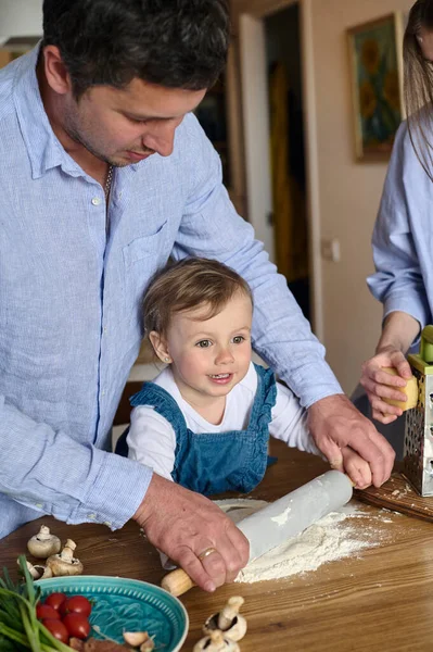 Papa Mama Und Tochter Kochen Gemeinsam Der Küche Pizza Das — Stockfoto