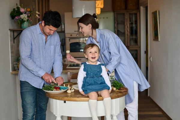 Papa Maman Leur Fille Cuisinent Ensemble Des Pizzas Dans Cuisine — Photo