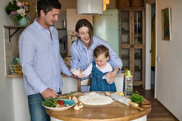 Papa Mama Und Tochter Kochen Gemeinsam Der Küche Pizza Das — Stockfoto