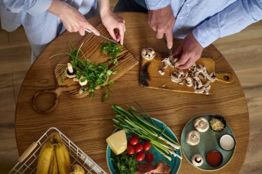 Evde birlikte pizza yapan bir çift. Hobi, yaşam tarzı.