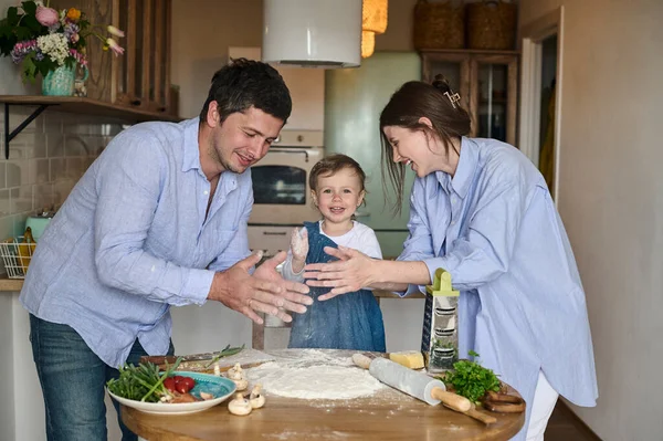 Papa Maman Leur Fille Cuisinent Ensemble Des Pizzas Dans Cuisine — Photo