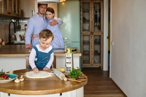 Papa Maman Leur Fille Cuisinent Ensemble Des Pizzas Dans Cuisine — Photo