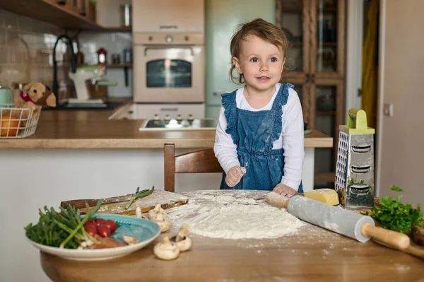 Ein Kleines Süßes Kind Kocht Der Küche Pizza Das Konzept — Stockfoto