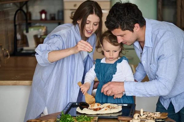 Papa Mama Und Tochter Kochen Gemeinsam Der Küche Pizza Das — Stockfoto