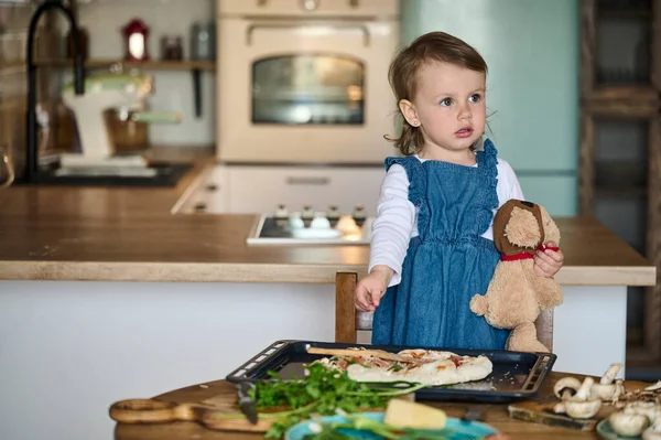 Ein Kleines Süßes Kind Kocht Der Küche Pizza Das Konzept — Stockfoto