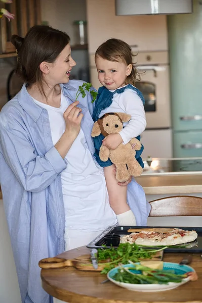 Maman Petite Fille Cuisinent Ensemble Une Pizza Dans Cuisine Concept — Photo