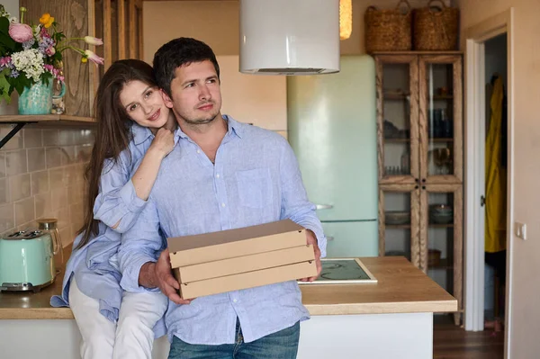 Joven Hermosa Pareja Con Cajas Pizza Las Manos Cocina Concepto — Foto de Stock