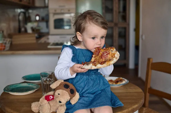 Małe Piękne Dziecko Jedzące Pizzę Stole Kuchni Szczęśliwa Koncepcja Rodziny — Zdjęcie stockowe