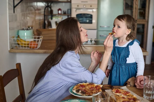 Mama Papa Und Tochter Essen Gemeinsam Der Küche Glückliches Familienkonzept — Stockfoto