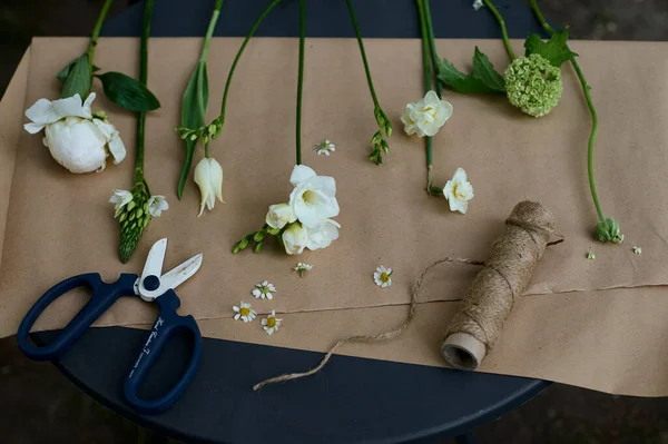 Varios Tipos Diferentes Flores Blancas Dispuestas Papel Pergamino Sobre Una — Foto de Stock