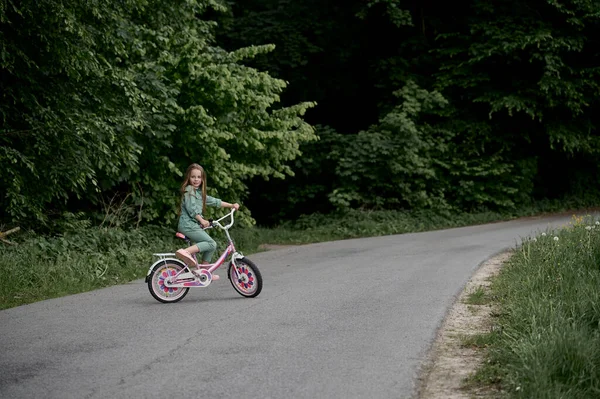 Fröhliches Fröhliches Kindermädchen Auf Dem Fahrrad Park Der Natur — Stockfoto