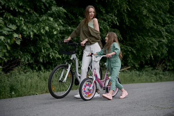 Mom Daughter Cycling Park Children Summer Vacation Concept — Stock Photo, Image