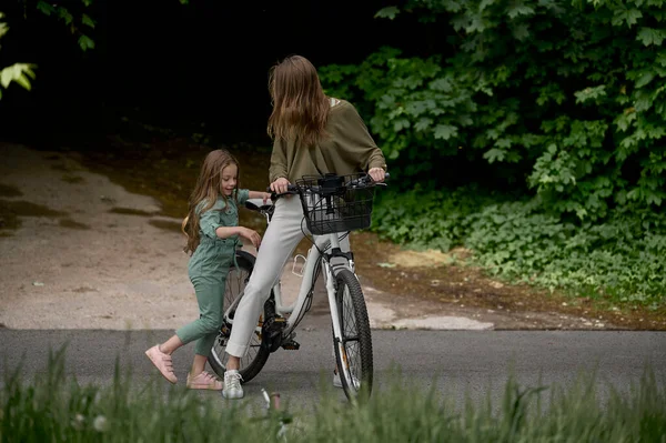 Мама Дочь Катаются Велосипеде Парке Летние Каникулы Детей — стоковое фото
