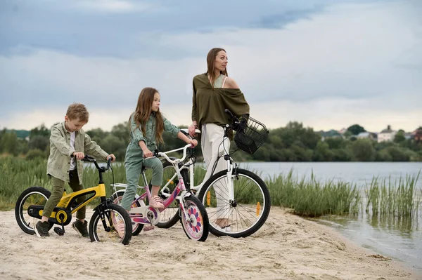 Cute Family Bicycles River Band — Stock Photo, Image