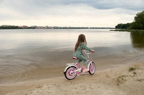 Heureux Gai Enfant Fille Avec Son Vélo Sur Rivière Bande — Photo