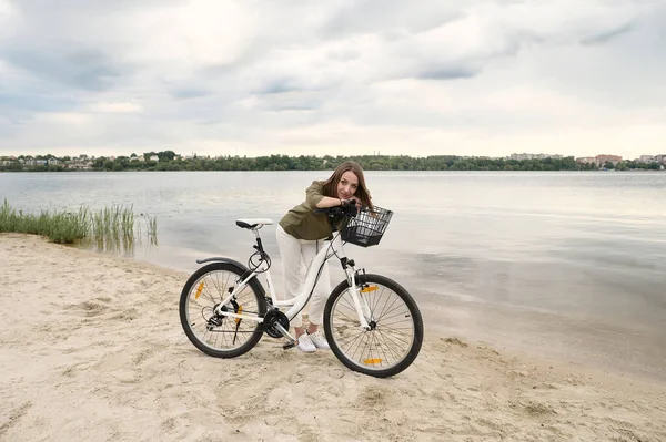 Портрет Молодой Красивой Девушки Велосипедом Речной Ленте — стоковое фото