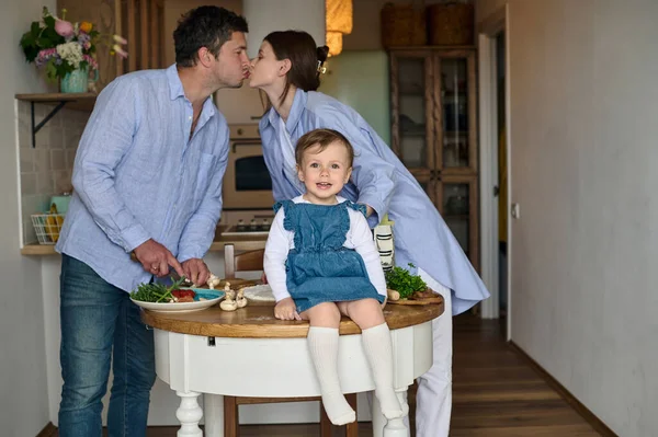 Papa Mam Hun Dochter Koken Samen Pizza Keuken Het Concept — Stockfoto