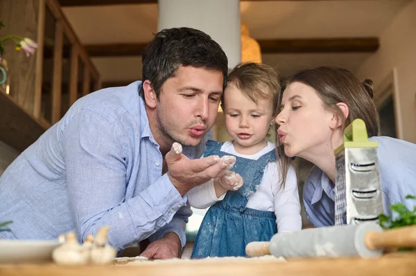 Papa Mama Und Tochter Kochen Gemeinsam Der Küche Pizza Das — Stockfoto