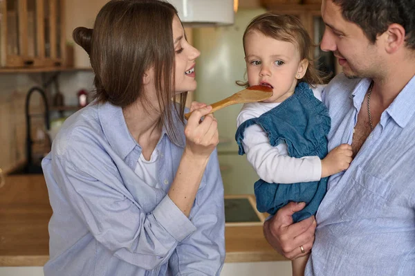 Papa Maman Leur Fille Cuisinent Ensemble Des Pizzas Dans Cuisine — Photo