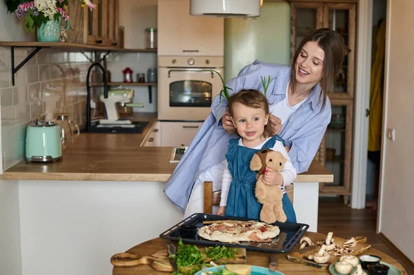 ママと娘は台所でピザを一緒に作ってた 幸せな家庭の概念 — ストック写真