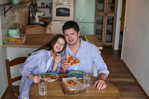 Jeune Beau Couple Mangeant Pizza Dans Cuisine Famille Heureuse — Photo