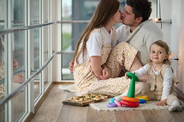 Küçük Bir Çocuğu Olan Pizza Yiyen Evde Oyuncak Piramitlerle Oynayan — Stok fotoğraf