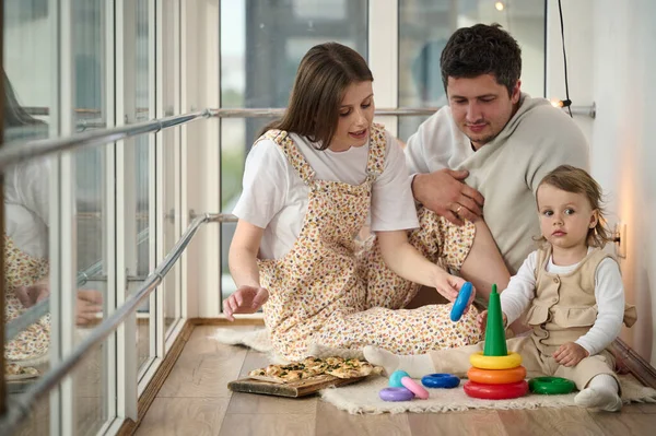 Junge Schöne Familie Mit Einem Kleinen Kind Das Hause Pizza — Stockfoto