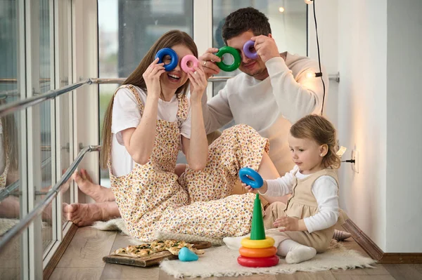 Ung Vacker Familj Med Ett Litet Barn Som Äter Pizza — Stockfoto