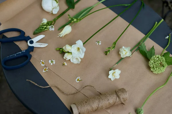 Varios Tipos Diferentes Flores Blancas Dispuestas Papel Pergamino Sobre Una — Foto de Stock