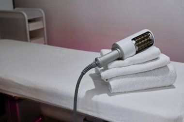 Nihai küre cihazı havluların üzerinde.