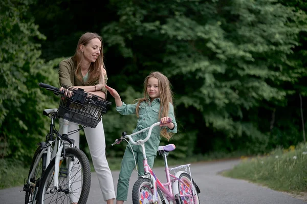Maman Fille Font Vélo Dans Parc Enfants Vacances Été Concept — Photo