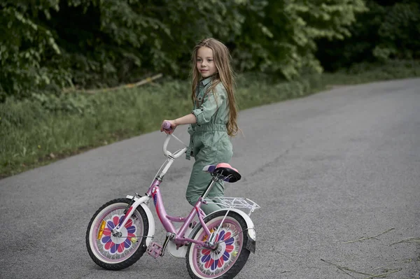 Menina Alegre Feliz Criança Montando Uma Bicicleta Parque Natur — Fotografia de Stock