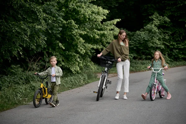 Maman Ses Deux Enfants Font Vélo Dans Parc Enfants Vacances — Photo