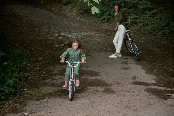 Mamma Figlia Bicicletta Nel Parco Bambini Concetto Vacanza Estiva — Foto Stock