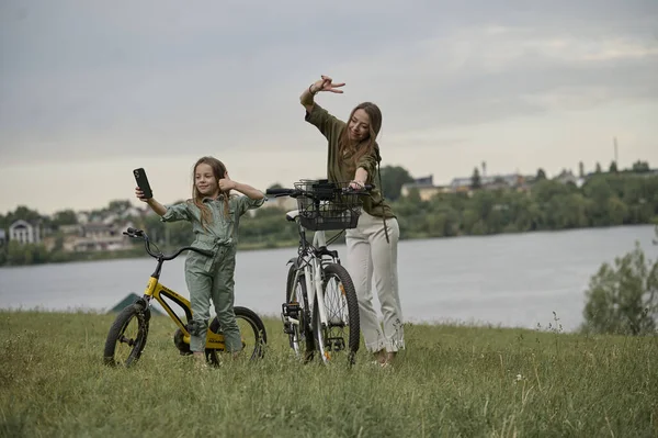 Anya Lánya Szelfit Csinálnak Egy Folyami Bandáról Gyermekek Nyaralásának Koncepciója — Stock Fotó