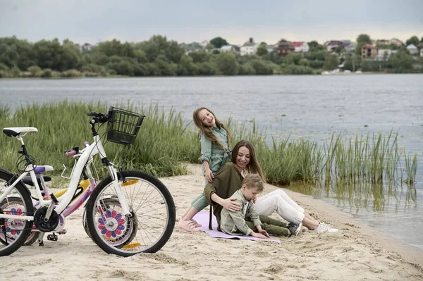 Young Mother Playing Her Two Children Bicycles — Stock Photo, Image