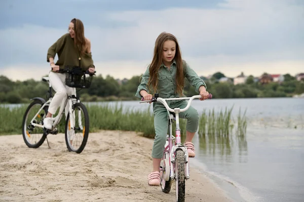 Mom Daughter Cycling River Children Summer Vacation Concept — Stock Photo, Image